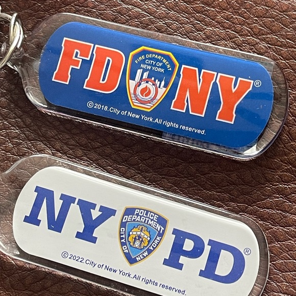 SET OF NYPD & FDNY KEYCHAINS. Brand new - Picture 5 of 6